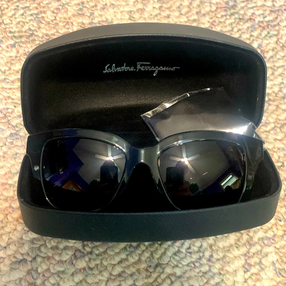 SALVATORE FERRAGAMO SQUARE BLACK SUNGLASSES